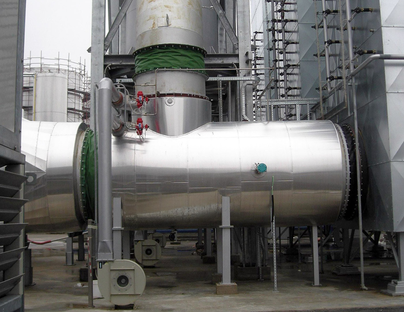 Textile expansion joint installed in a flue gas duct