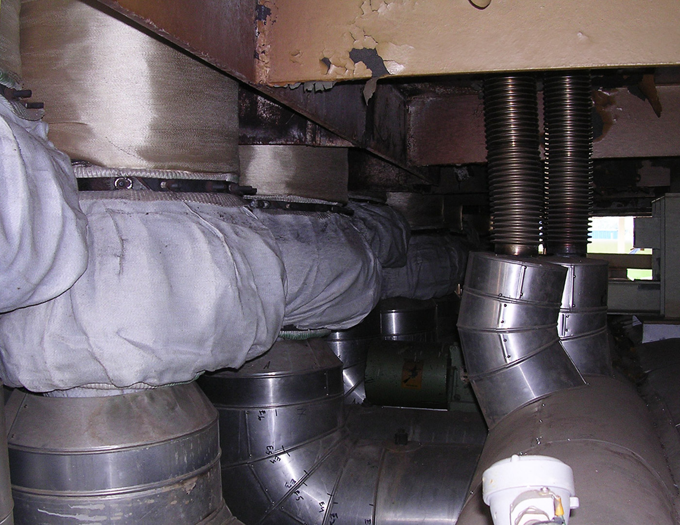 Fabric expansion joint at a wall penetration in an HRSG plant